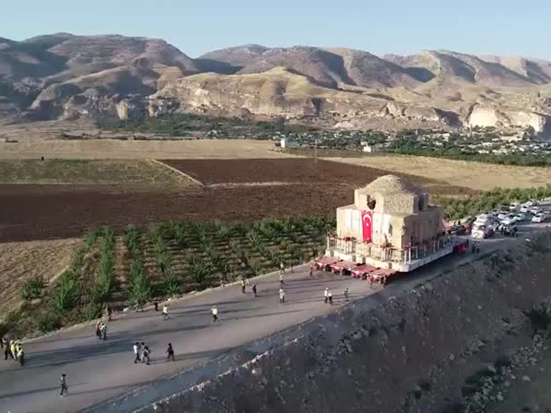 بالفيديو: عملية نقل حمام تاريخي في تركيا، الحمام نُقل كقطعة واحدة رغم وزنه الذي يصل إلى 1500 طن!
